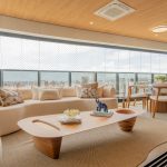 Revestimento que reproduz a madeira dá tom estético em apartamento 14