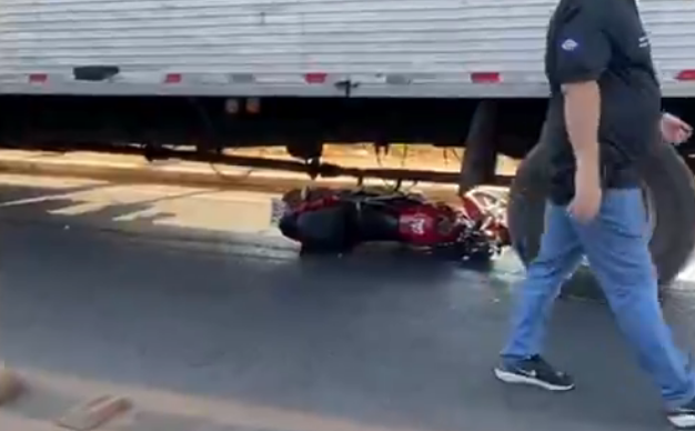 Várzea Grande | Motociclista morre após se envolver em acidente com carreta