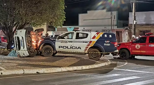Bebê de 2 meses morre e sete pessoas ficam feridas após carro bater de frente com viatura