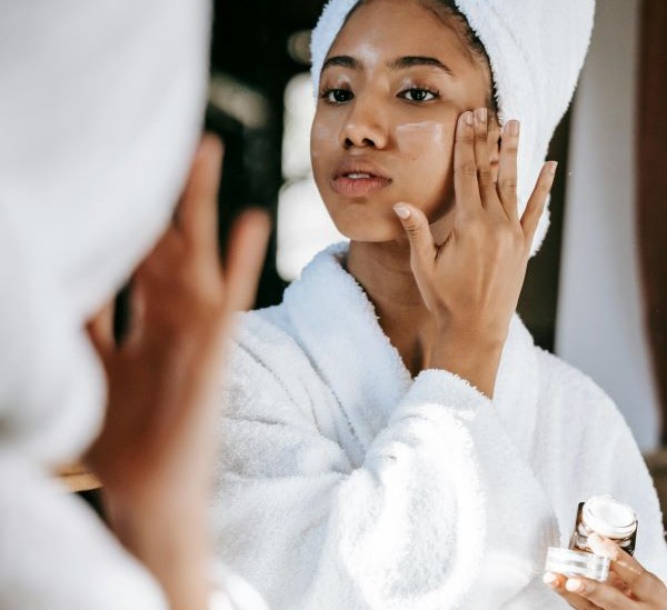 Sintomas da pele sensível podem afetar a autoestima; tratamento correto ajuda a amenizá-los e eleva o bem-estar