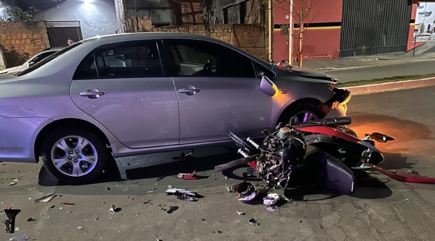 Mulher morre ao dirigir na contramão e bater contra carro