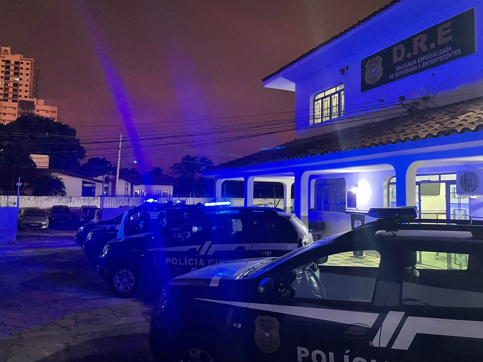 Operação da Polícia Civil mira esquema de tráfico de drogas ocultadas em meio de encomendas lícitas