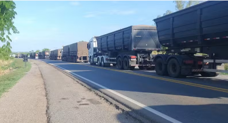 Acidente entre carreta e automóvel deixa 4 mortos em rodovia