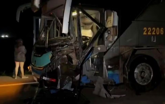 Ônibus com 25 passageiros é atingido por caminhonete e deixa um morto em rodovia