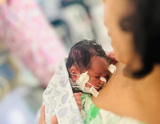 Família denuncia hospital após recém-nascido morrer em UTI com queimaduras e lesões em Cuiabá