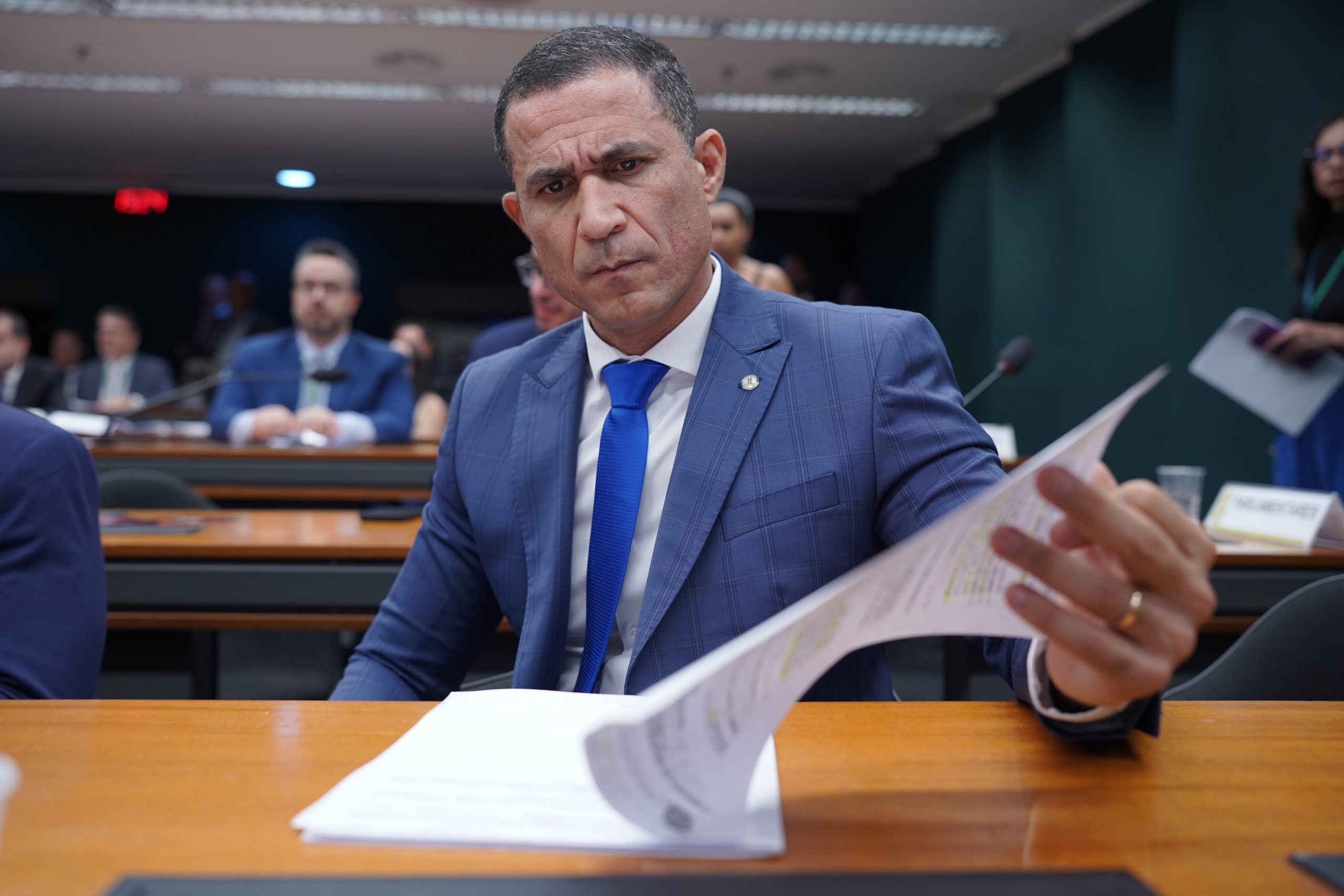 Coronel Assis apresenta parecer a projeto que autoriza Estados a legislar sobre leis penais