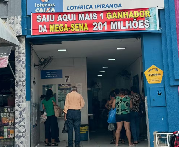 Ganhador da Mega-Sena que apostou R$ 5 retira prêmio de R$ 201 milhões em Cuiabá