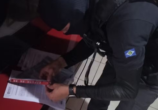 Gaeco cumpre mandados em operação que investiga ligação de agentes públicos com facção criminosa em Cuiabá