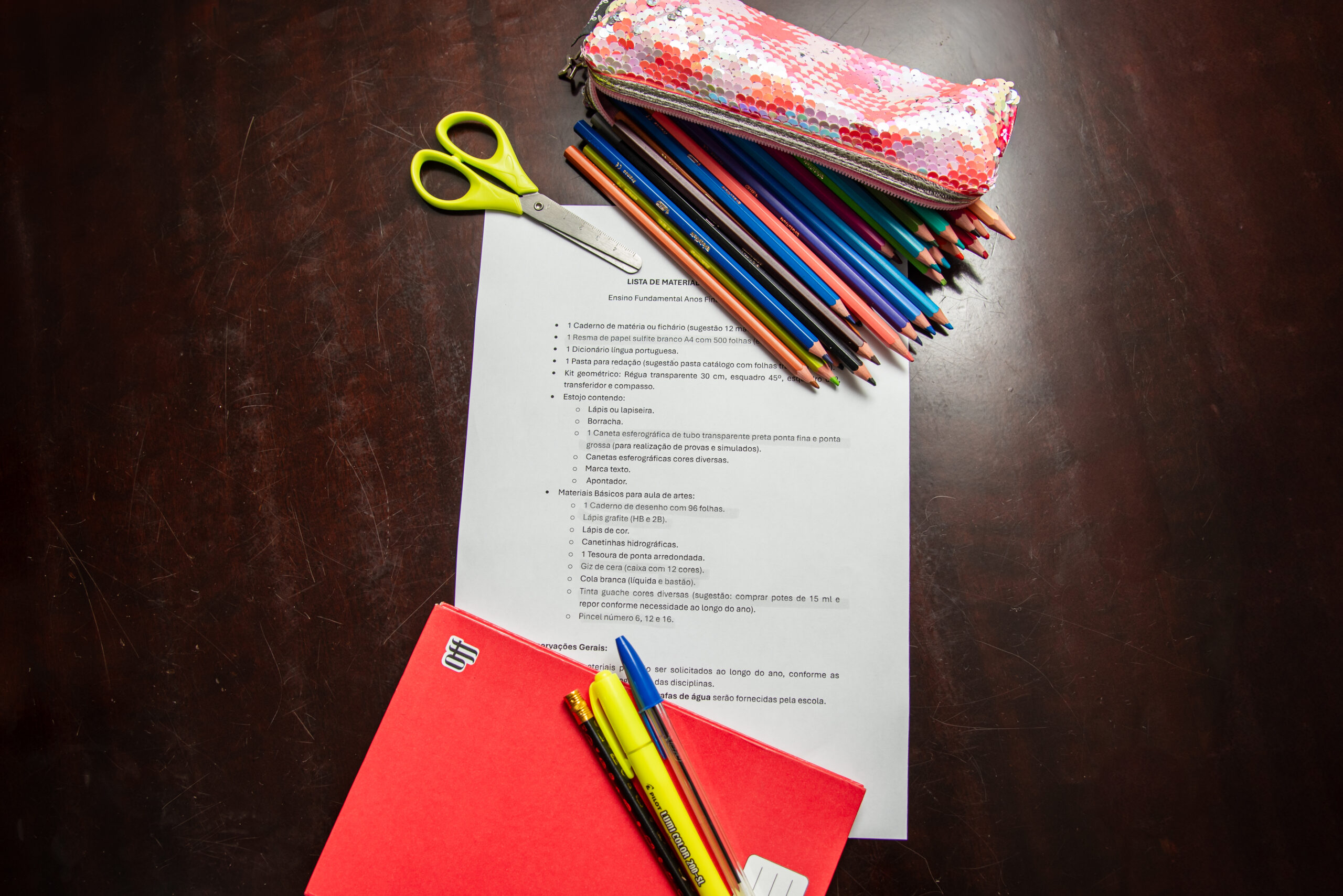 Procon de Rondonópolis orienta sobre lista de material escolar e disponibiliza número para reclamações