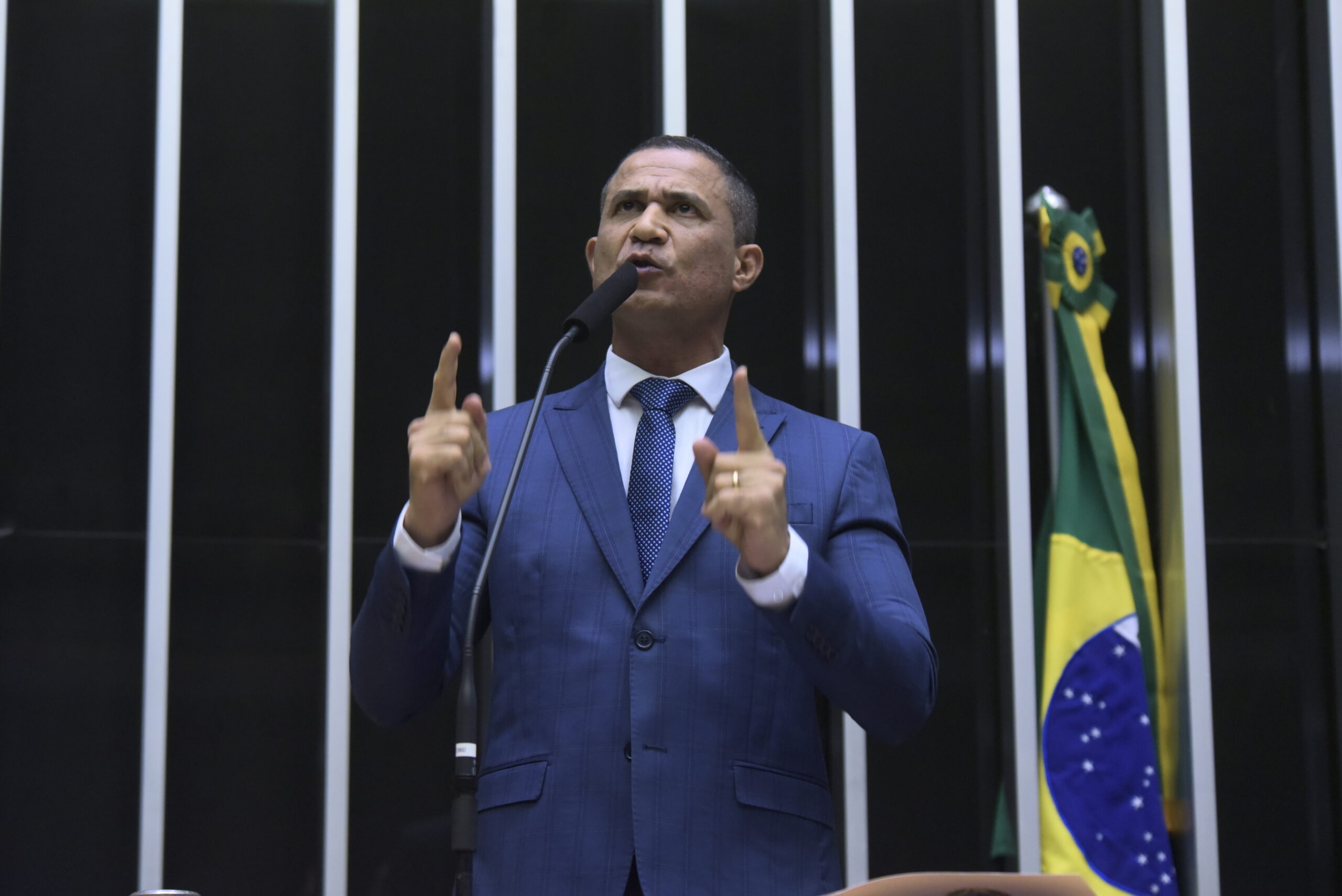 Deputado Coronel Assis assina pedido de impeachment contra Lula por pedalada fiscal no Pé-de-Meia