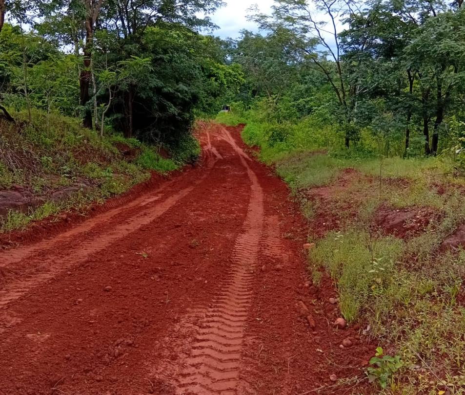 Pedra Preta | Secretaria de Obras realiza recuperação de estradas na região da Cambaúva