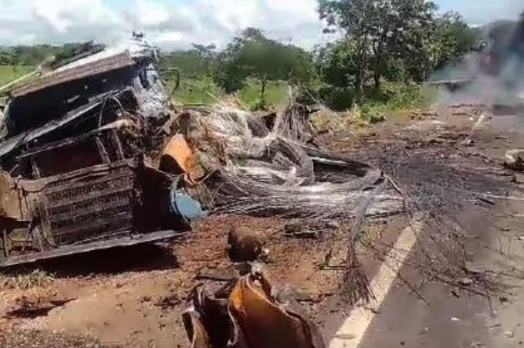Motoristas morrem após caminhão e carreta baterem de frente na BR-070