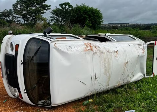 Mulher morre e 5 pessoas ficam feridas após acidente entre dois veículos