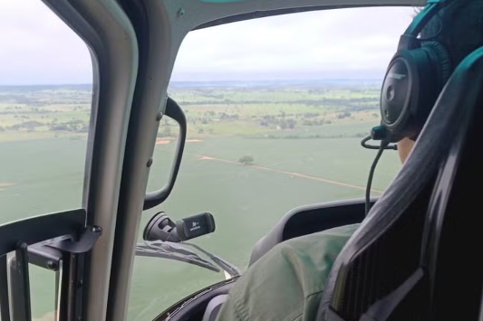 Avião de pequeno porte cai em fazenda e piloto sobrevive