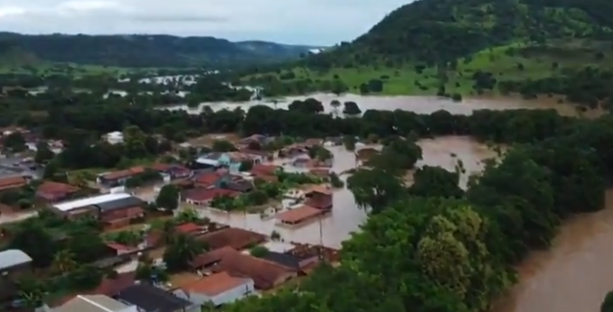 Rio transborda, forma cabeça d’água e deixa municípios em alerta após tempestade
