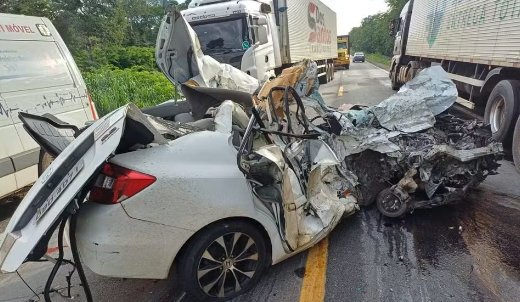 Médica morre em batida frontal entre carro e carreta na BR-070