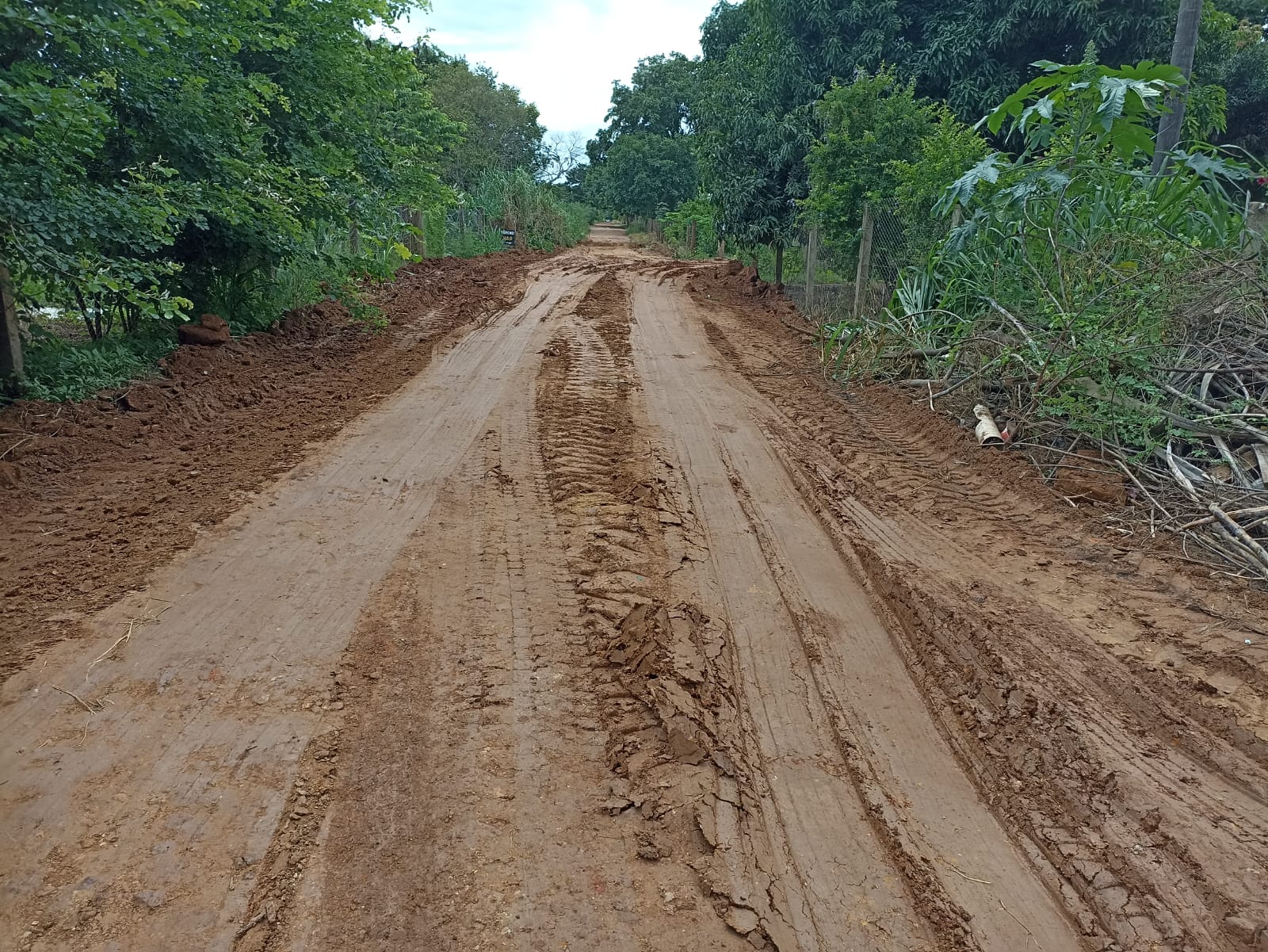 Rondonópolis | Agricultura realiza restauração de 3,5 km de estrada na Vila do Naboreiro