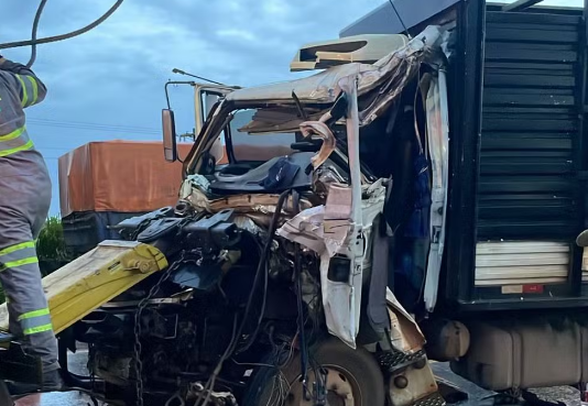 Acidente entre caminhões deixa três pessoas feridas e interdita BR-163 por cerca de 6 horas