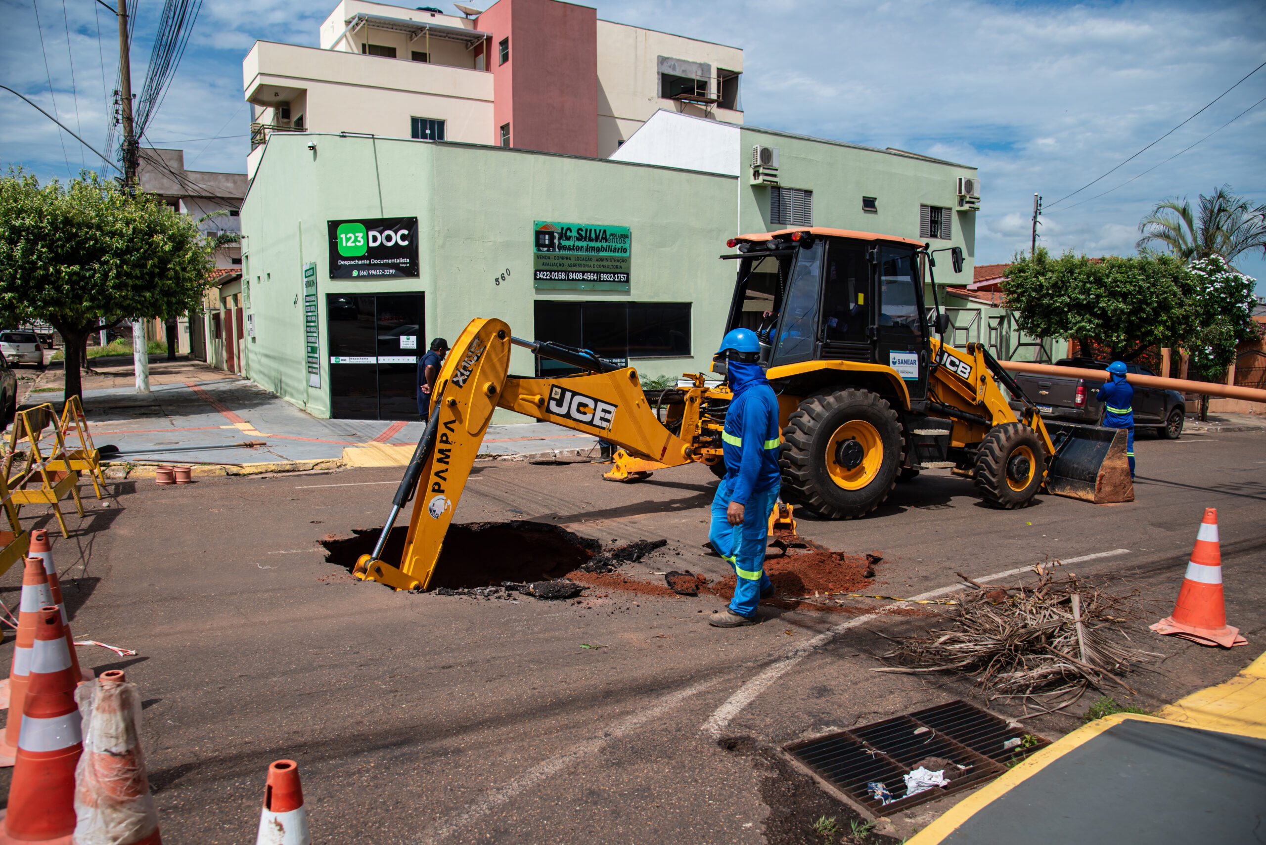 Sanear e Coder realizam reparo na Rua Otávio Pitaluga após fortes chuvas