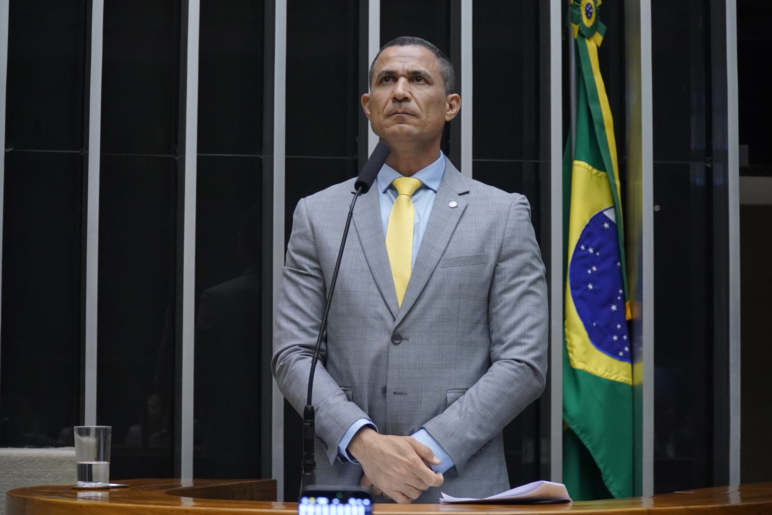 Deputado federal Coronel Assis apresenta projeto que pune violação de tornozeleira e posse ilegal de celular