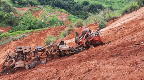 Motorista de caminhão morre após perder controle da direção e cair em ribanceira
