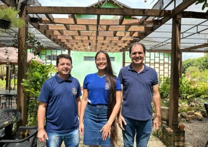 Chico Guarnieri conhece aluna concorrente para Parlamento Juvenil do Mercosul