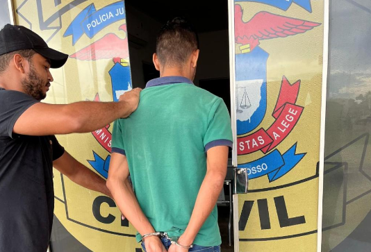 Homem é preso após furtar peças de carnes em supermercado