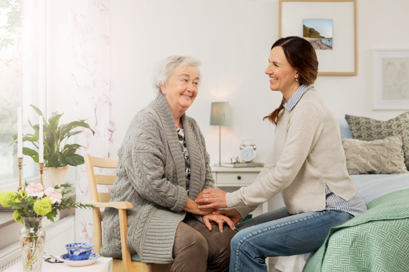Fevereiro Roxo: TENA conscientiza sobre as soluções mais adequadas para pacientes de Alzheimer com incontinência urinária