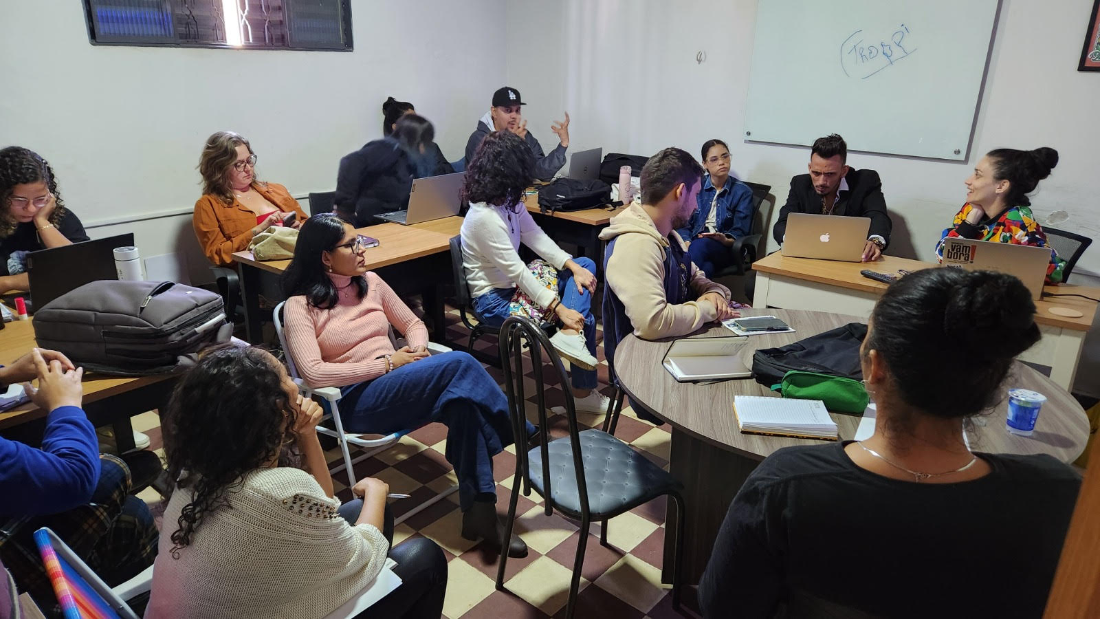 Capacitação gratuita em iluminação, cenografia e produção cultural está com inscrições abertas em Alta Floresta