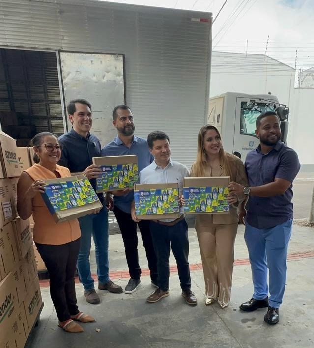 Vereador Dr. José Felipe Horta acompanha entrega de materiais didáticos para alunos da rede municipal