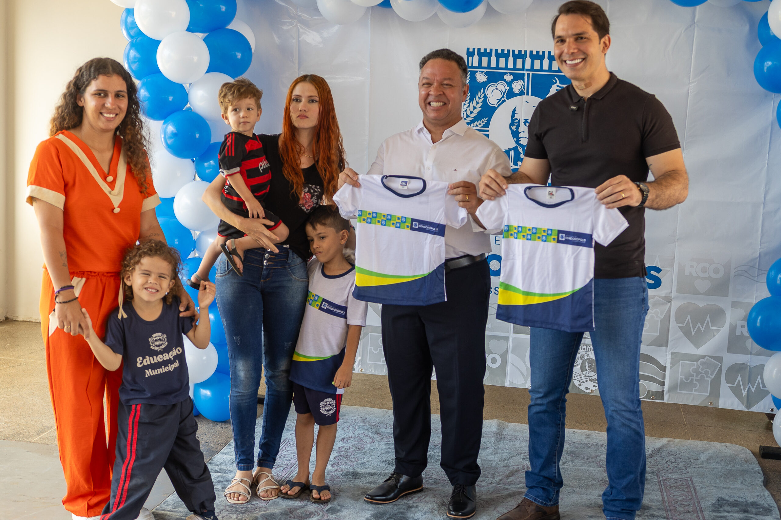 Rondonópolis | Prefeito e secretário fazem entrega simbólica de uniformes que estão sendo distribuídos na rede municipal