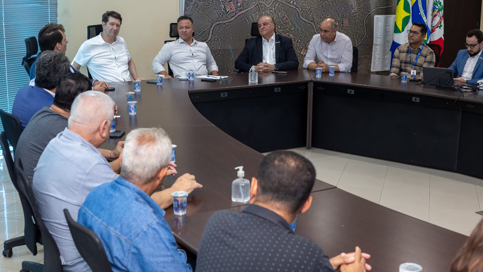 Rondonópolis | Prefeito recebe representantes do comércio que apresentam projeto da nova escola do Sesc