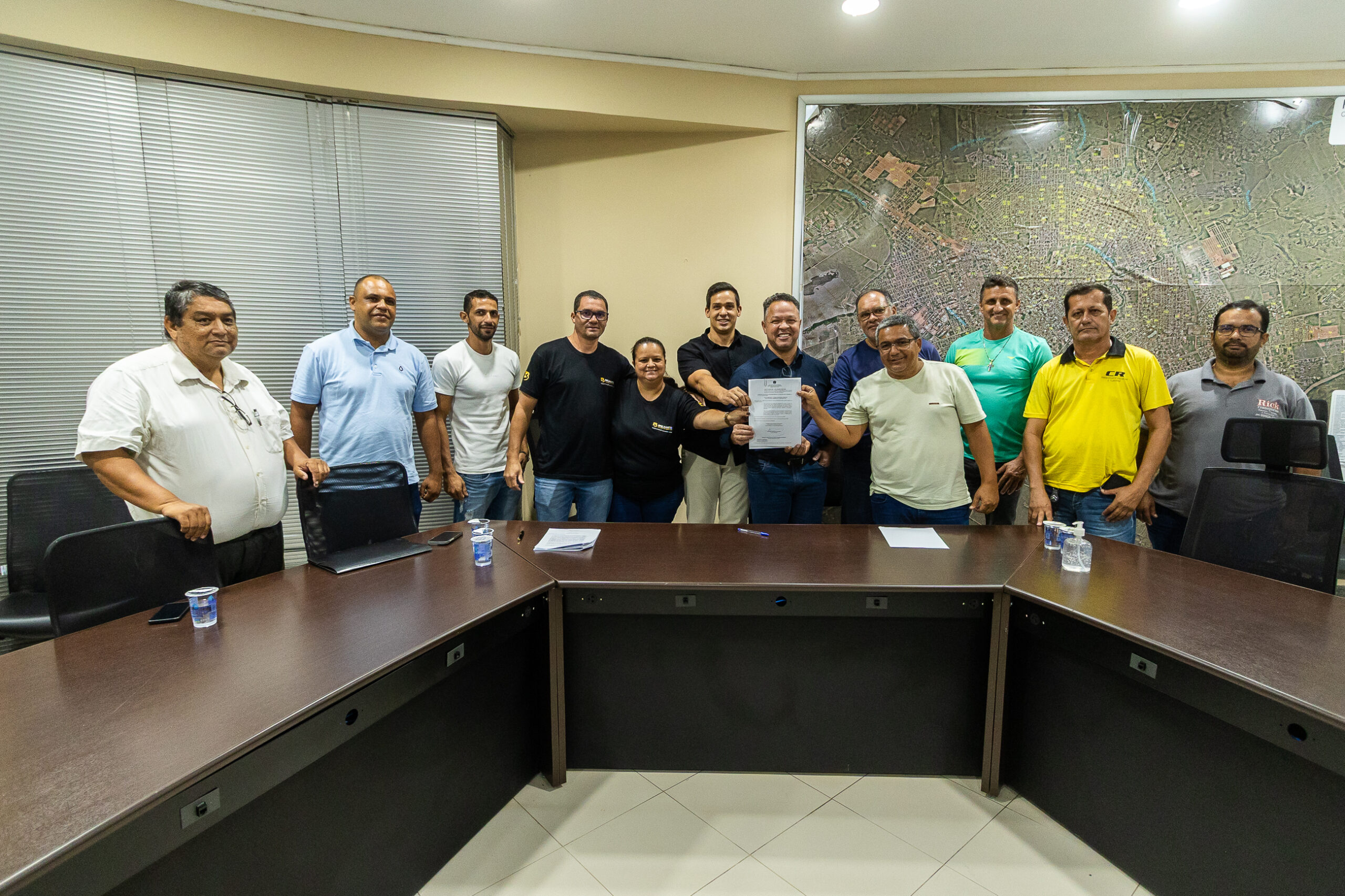 Rondonópolis | Prefeito sanciona lei junto com representantes do setor do transporte escolar