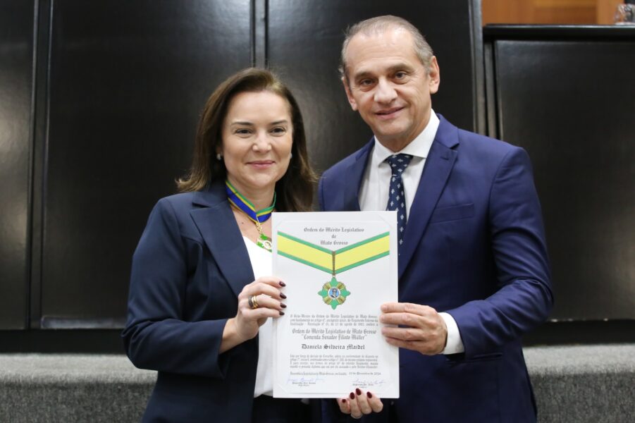 Wilson Santos homenageia policiais civis por excelência na segurança pública