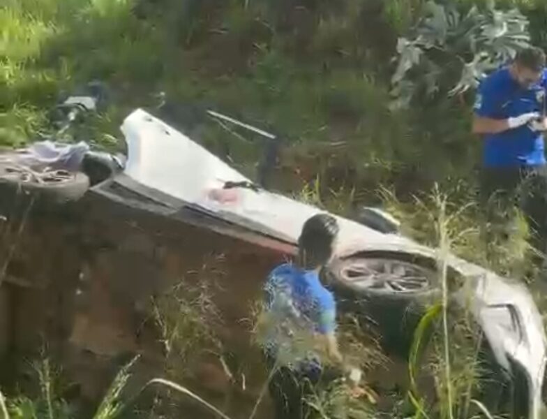 Tragédia na BR-364: Idosa morre e quatro pessoas da mesma família ficam feridas após capotamento