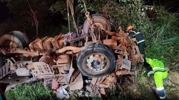 Motorista de carreta fica ferido após bater contra ônibus com mais de 40 passageiros na BR-364 em MT