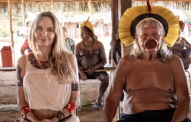 Angelina Jolie encontra cacique Raoni no Xingu, em Mato Grosso