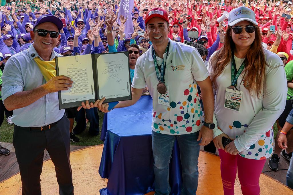Governador assina edital para 1.500 vagas de professor na Seduc