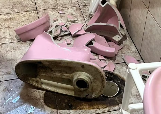 Mulher é resgatada com ferimentos após cair em vaso sanitário