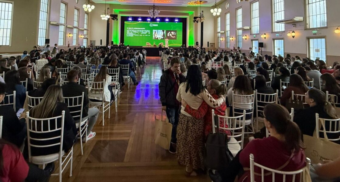 Cuiabana apresenta método inovador com Libras para autistas em congresso nacional no RS