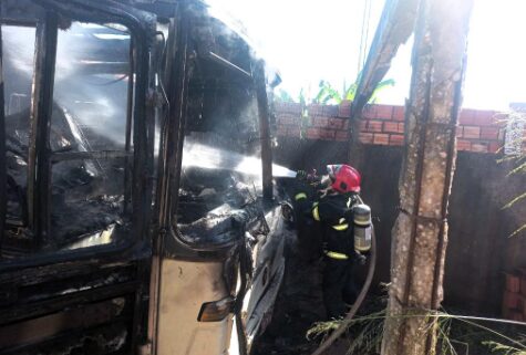 Rondonópolis | Bombeiros extinguem incêndio em ônibus