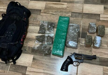 Força Tática apreende arma e drogas; homem com 21 passagens criminais morre em confronto