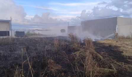 Corpo de bombeiros controla incêndio em lote residencial de Primavera do Leste