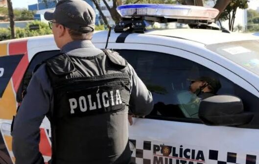 Homem é assassinado em prostíbulo; polícia investiga crime