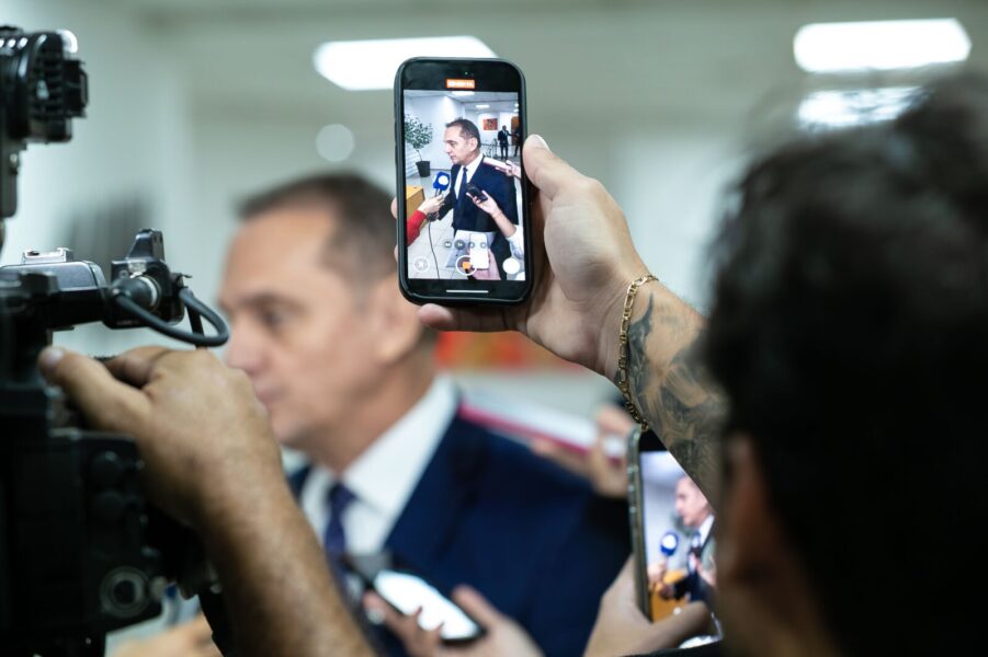 Lei vai proteger jovens de assédios virtuais com ações educativas nas escolas de MT
