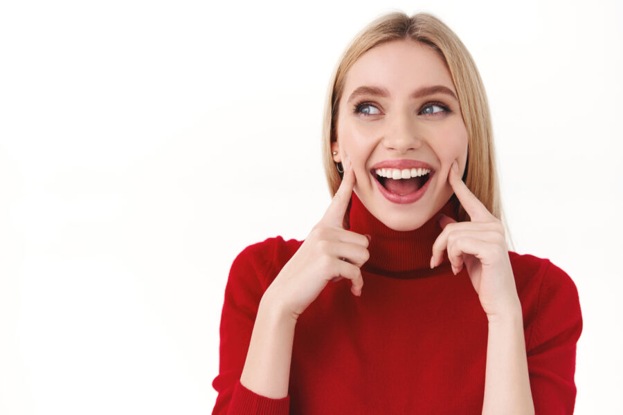 Clareamento dental caseiro vira febre no TikTok e Instagram. Especialista alerta para os riscos do “faça você mesmo”