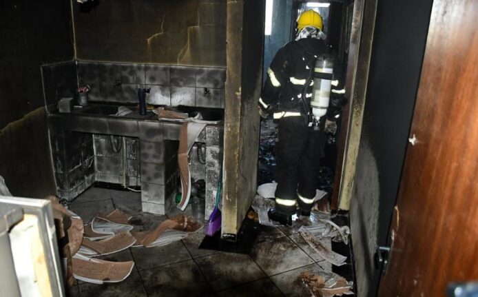 Rondonópolis | Corpo de Bombeiros combate incêndio em residência no Parque Universitário