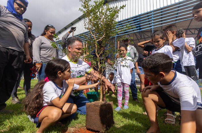 Cláudio Ferreira anuncia plantio de pomares em toda a cidade
