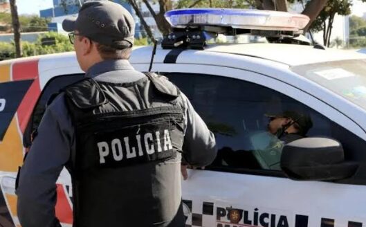 Menino de 4 anos pede socorro para vizinha após pai ser morto a tiros dentro de casa