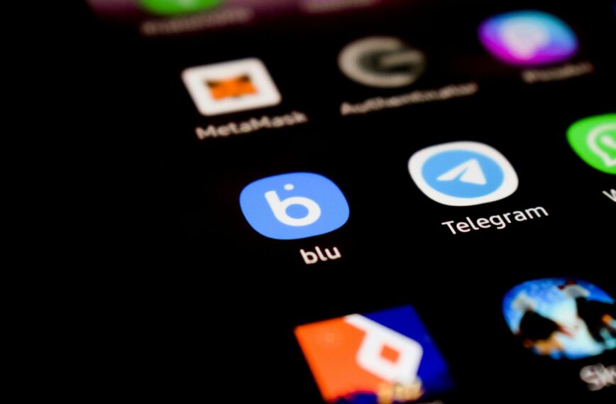 O negócio é no Telegram: como grupos fechados viraram a nova máquina de fazer dinheiro na internet